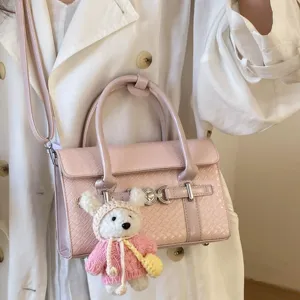 Schicke rosa gewebte Ledertasche für Damen, Retro Umhängetasche mit Bärenanhänger.