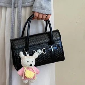Schwarze geflochtene Damentasche, retro Schultertasche mit niedlichem Anhänger.