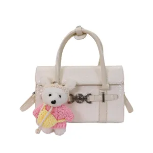 Schicke gewebte Umhängetasche für Damen, Retro Handtasche mit süßem Bärenanhänger.