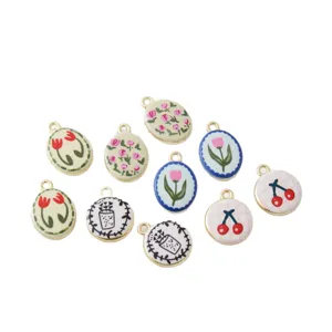 Ciondoli per gioielli fai da te con fiori e frutta dipinti a mano per collane e bracciali.