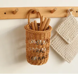 Geflochtener Hängekorb für Küche, rustikaler Rattan-Organizer für Besteck und Utensilien.