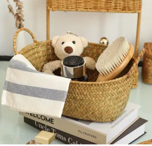 Panier de rangement tressé naturel avec poignées pour organiser le bureau et la décoration.