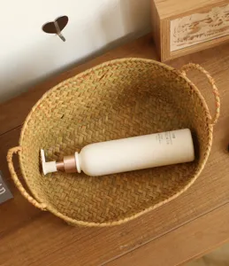 Panier de rangement tisse en paille naturelle organiseur de bureau pour divers objets.