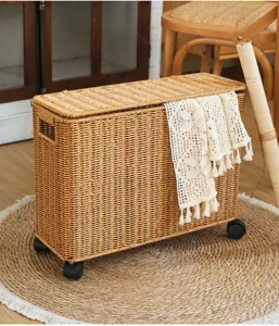 Schmaler Rattan Aufbewahrungsbox mit Deckel und Rollen, schicker geflochtener Spaltkorb.