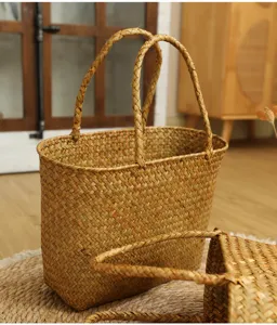 Vue détaillée du grand panier de rangement en paille tissée avec poignées doubles pour pique-nique.