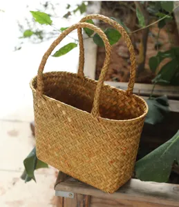Panier de pique-nique en paille naturelle avec double poignée, idéal pour la cueillette en plein air.