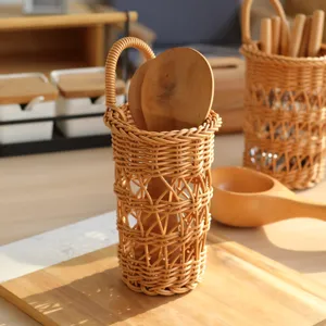 Handgemachter geflochtener Rattan Besteckhalter für die Küche zur praktischen Aufbewahrung.
