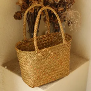Panier en paille tissé à la main, sac de rangement naturel pour pique-nique et fruits.
