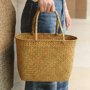 Sac cabas en paille naturelle tissée pour pique-nique en plein air et cueillette de fruits.