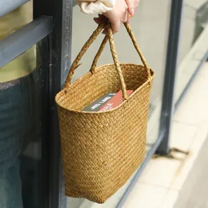 Panier en paille tissée à la main pour pique-nique en plein air et emballage cadeau.