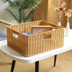 Kunststof rattan opbergmand met handvatten voor badkamer en bureau organisatie thuis.