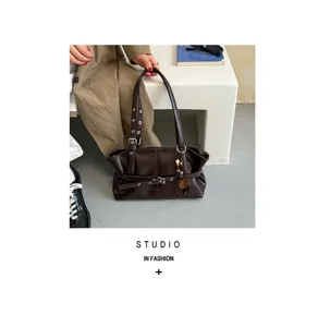 Vintage braune Leder-Umhängetasche für Damen, schicke Nieten-Achseltasche mit Gürteldesign.