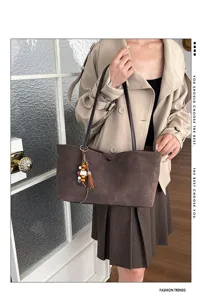 Braune Shopper Handtasche mit Steinmuster für Damen, elegante Retro Umhängetasche mit Quaste.