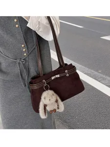 Braune Schultertasche aus Wildleder mit Doppelriemen, Metallschloss und Plüschhase Anhänger.