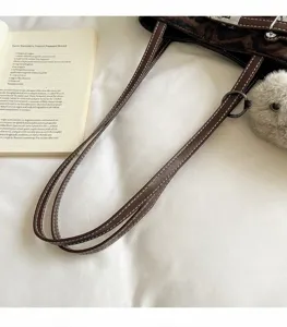 Elegante Schultertasche für Damen, vielseitige Handtasche mit modischem Plüsch-Anhänger.