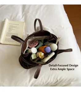 Elegante braune Handtasche für Damen mit Kontrastnähten und großem Fassungsvermögen.