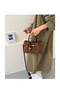 Retro brown tote bag detail showing vintage design, premium material, and stylish daily wear.