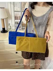 Detailansicht der großen Samt Schulter-Tragetasche mit Fronttasche im Vintage-Stil.