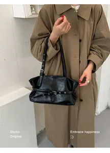 Sac à aisselle rétro noir à rivets pour femmes, élégant sac porté épaule grand format.