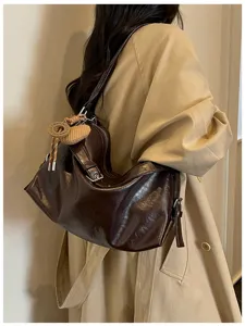 Casual oil wax leather shoulder bag detail, large capacity commuter crossbody bag for women.
