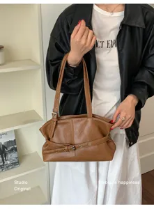Nahaufnahme der braunen Vintage Leder Schultertasche mit eleganten Nietendetails.