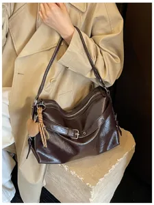 Detailed view of the stylish oil-wax leather shoulder bag, showcasing premium texture.
