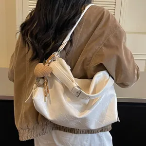 Casual oil-wax leather shoulder bag for women, slouchy large capacity crossbody commuter bag.