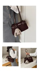 Elegante braune Wildleder-Umhängetasche für Damen mit Drehverschluss und süßem Hasenanhänger.