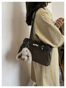 Schicke braune Wildleder-Umhängetasche mit süßem Plüschhasen-Anhänger, elegante Damentasche.