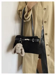 Elegante schwarze Damentasche, schicke Wildleder-Schultertasche mit Plüsch-Häschen-Anhänger.