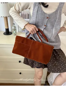 Braune Samt-Umhängetasche für Damen, Vintage Tasche mit zwei Henkeln und Vordertasche.
