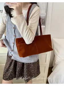Braune Samt Umhängetasche für Damen, vintage Shopper Tasche mit bequemem Schulterriemen.