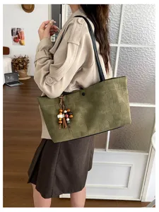 Grüne Schulter-Tragetasche mit Steinmuster für Damen, Retro-Freizeithandtasche mit Perlenanhänger.