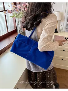 Blaues Samt-Tragetasche mit Fronttasche, vintage lässige Umhängetasche für den Alltag.