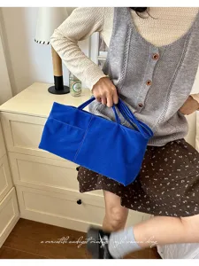 Detailansicht der eleganten blauen Samt-Umhängetasche mit weichem Stoff und schönen Nähten.