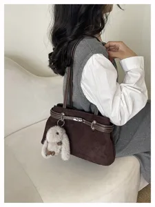 Dunkelbraune Wildleder Schultertasche für Damen, schicke Pendler Tasche mit Hasenanhänger.