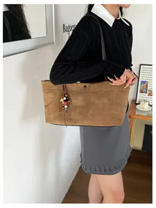 Modische braune Kroko-Muster-Damentasche, Vintage-Schultertasche mit schickem Quasten-Anhänger.