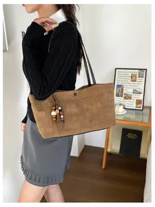 Elegante braune Damen Kroko Muster Shopper Tasche Vintage Schultertasche mit Holzanhänger.