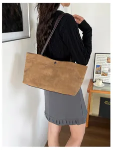 Braune Beuteltasche mit Krokodilmuster für Damen, stilvolle vintage Schultertasche.