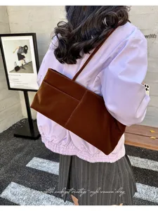 Elegante braune Samt Umhängetasche für Damen, lässige Vintage Pendler Achseltasche.