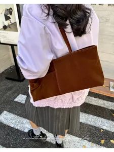 Braune Wildleder Umhängetasche für Damen, vintage Pendler Tasche mit Seitentasche elegant.