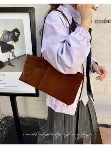 Braune Wildleder Umhängetasche Detailansicht, lässige Vintage Achseltasche für Damen Pendeln.