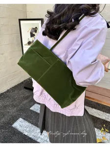 Grüne Samt Schultertasche für Damen, retro Achseltasche mit Fronttaschen für den Alltag.