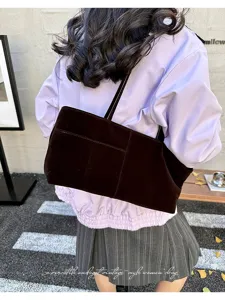 Stilvolle Samt-Umhängetasche für Damen, elegante Vintage-Achseltasche für Alltag und Büro.