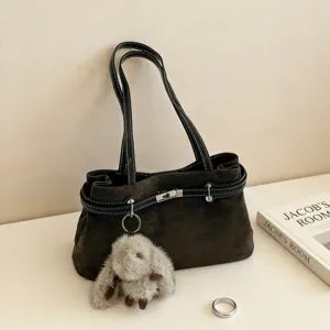 Elegante Damen Umhängetasche aus Wildleder, schicke Shopper Tasche mit süßem Plüschhasen Anhänger.