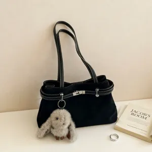 Elegante schwarze Schultertasche mit Plüschhase Anhänger und edlem Metall Verschluss.