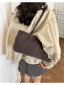 Detailansicht der stylischen Samt-Unterarm-Umhängetasche, große Kapazität Freizeit.