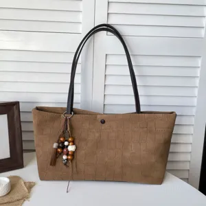 Braune Umhängetasche für Damen im Kroko-Design, elegante Vintage Ledertasche mit Anhängern.