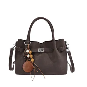 Retro Wildleder Handtasche für Damen, elegante Freizeittasche mit Anhänger und Schultergurt.
