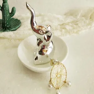 Détail de la coupole à bijoux éléphant en céramique argentée avec support de bague.